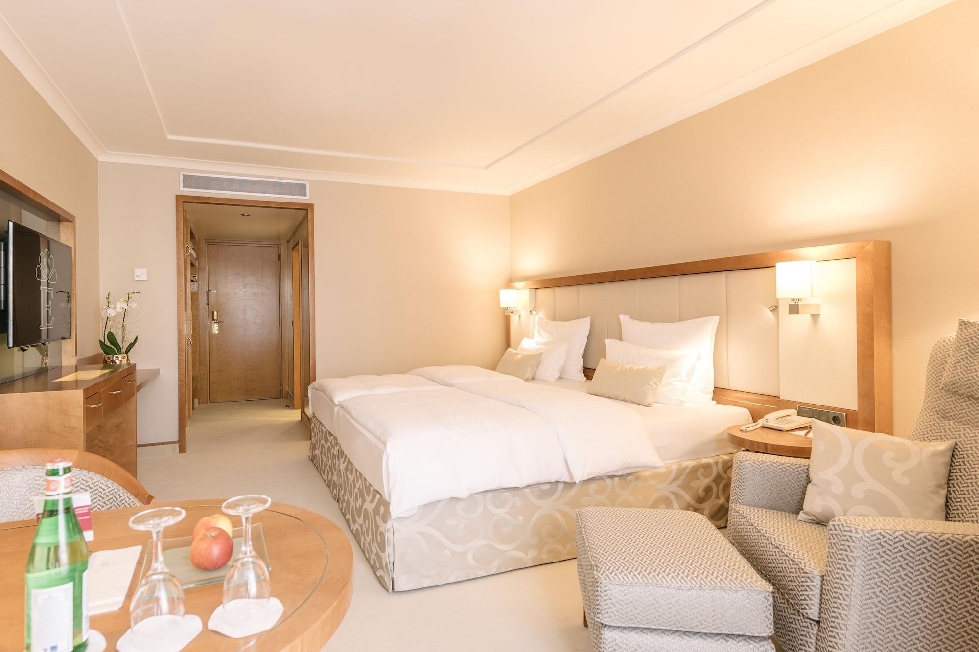 GRAND ELYSEE Hamburg Bagian luar foto A room at the hotel