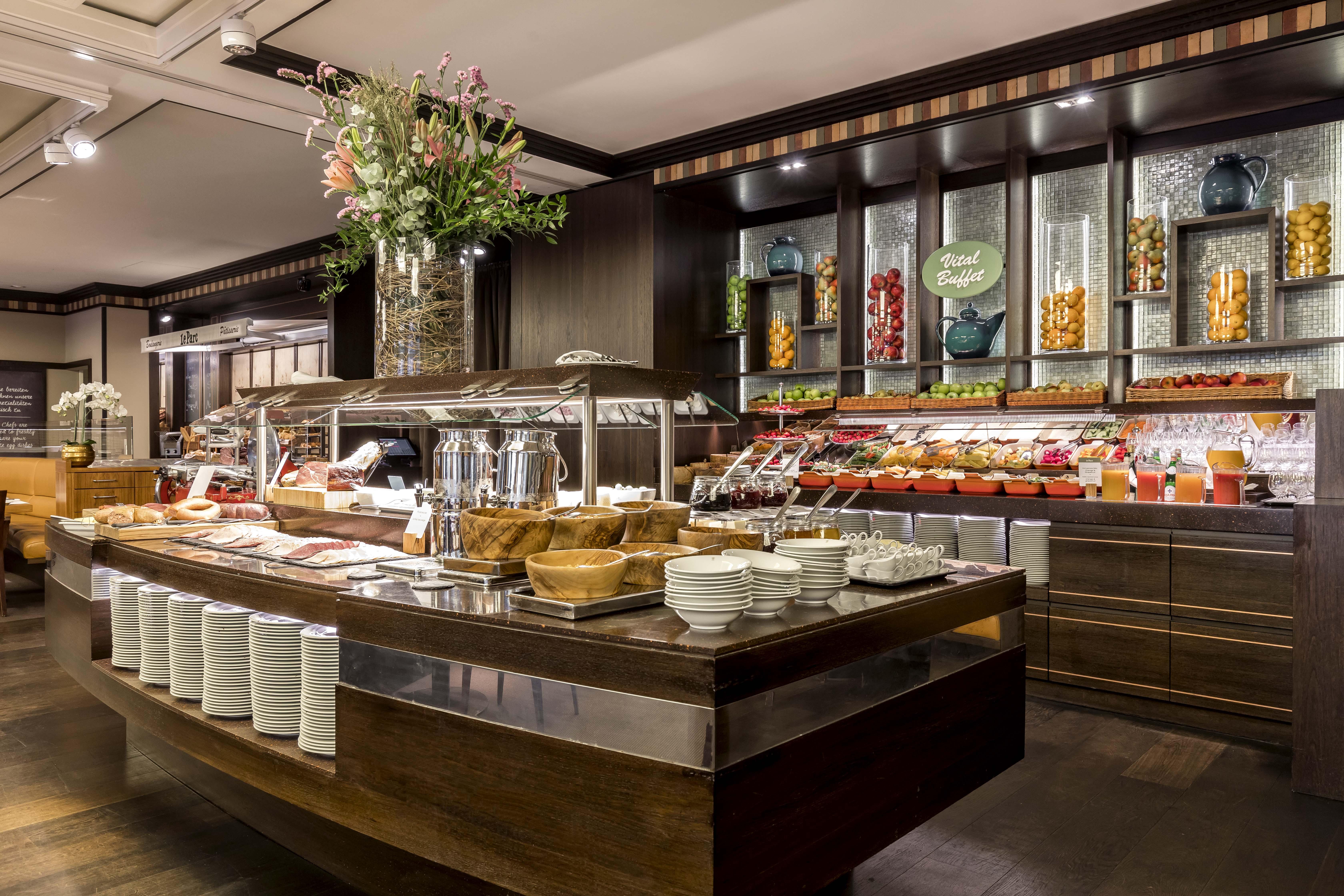 GRAND ELYSEE Hamburg Bagian luar foto The buffet at the restaurant