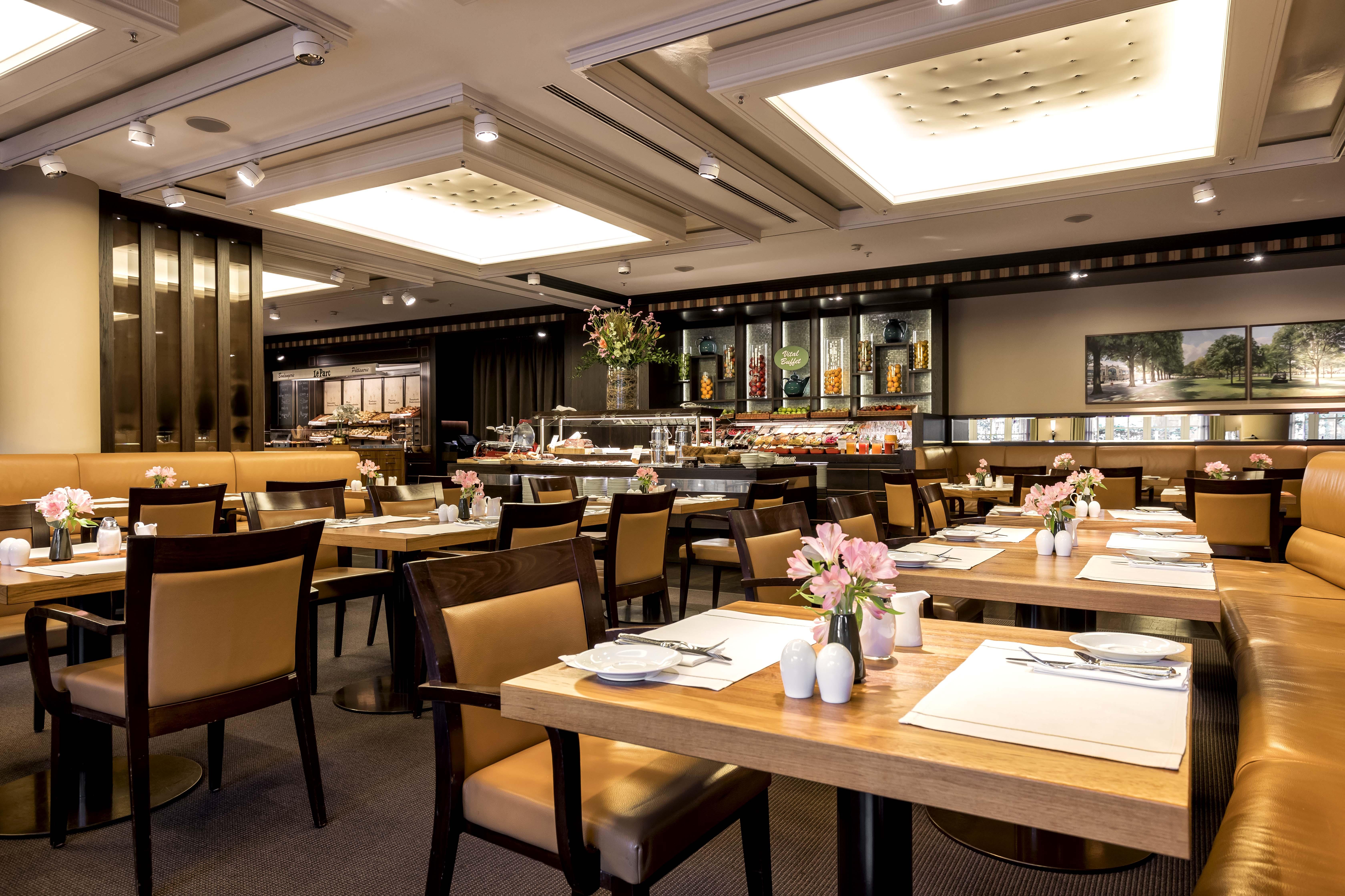 GRAND ELYSEE Hamburg Bagian luar foto The interior of the restaurant