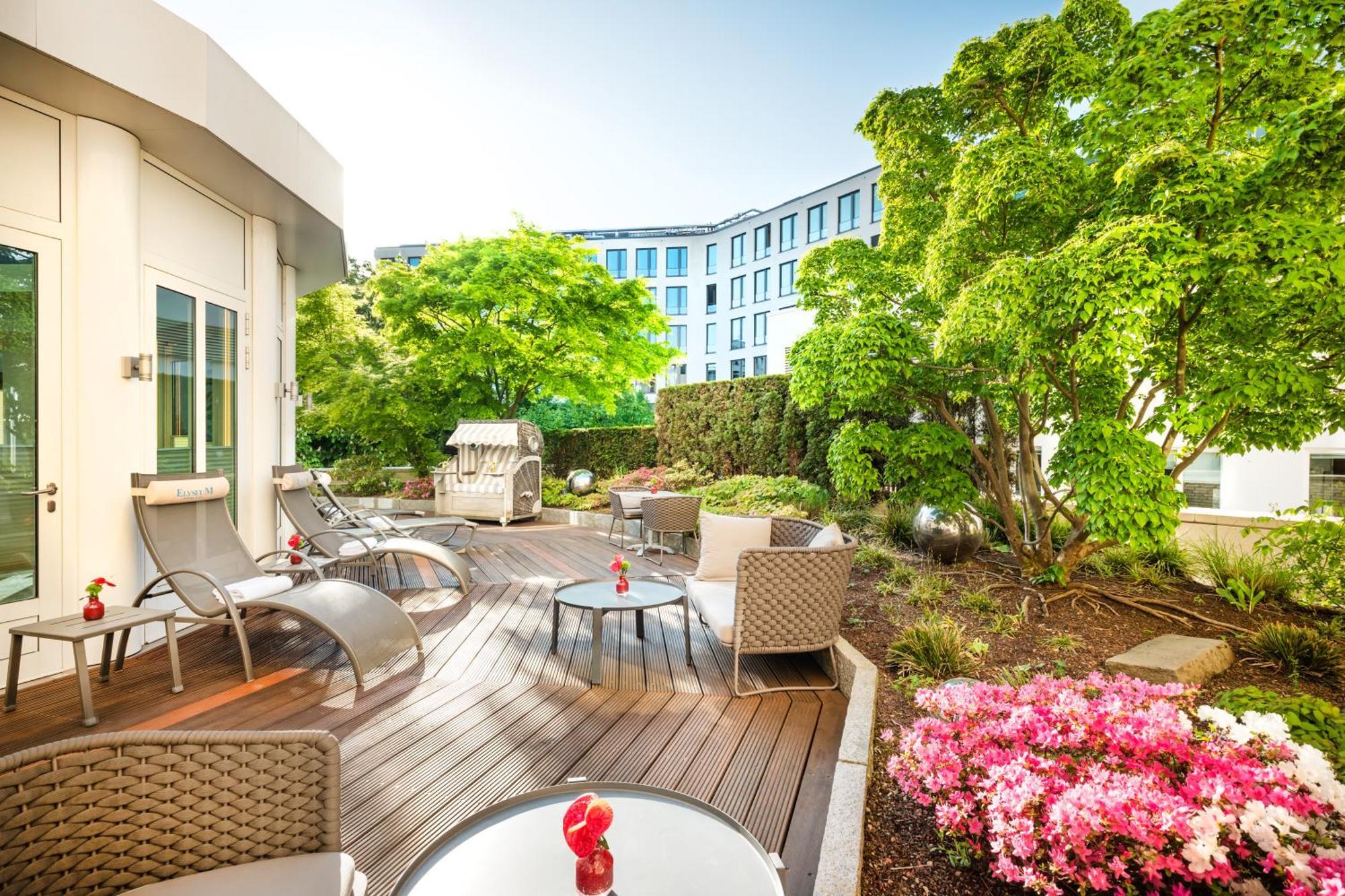 GRAND ELYSEE Hamburg Bagian luar foto The hotel's garden