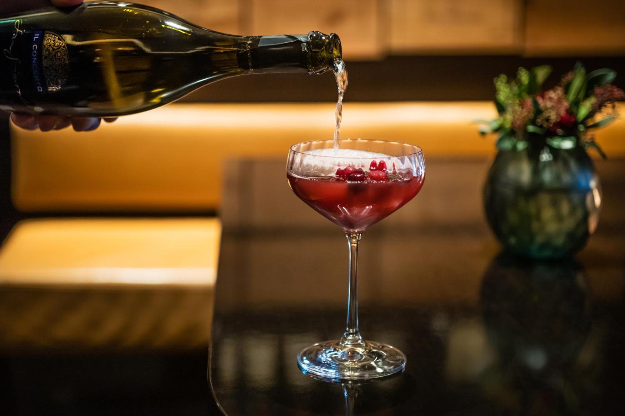 GRAND ELYSEE Hamburg Bagian luar foto A Kir Royale being topped with Champagne