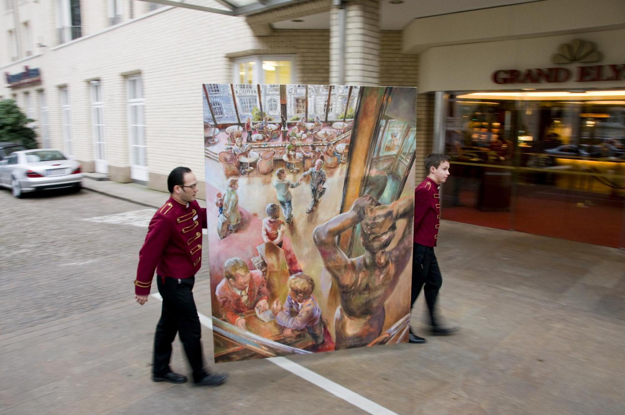 GRAND ELYSEE Hamburg Bagian luar foto Two bellboys carrying a painting