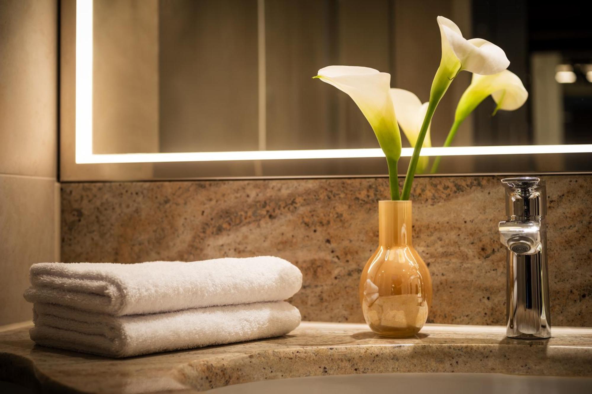 GRAND ELYSEE Hamburg Ruang foto Bathroom