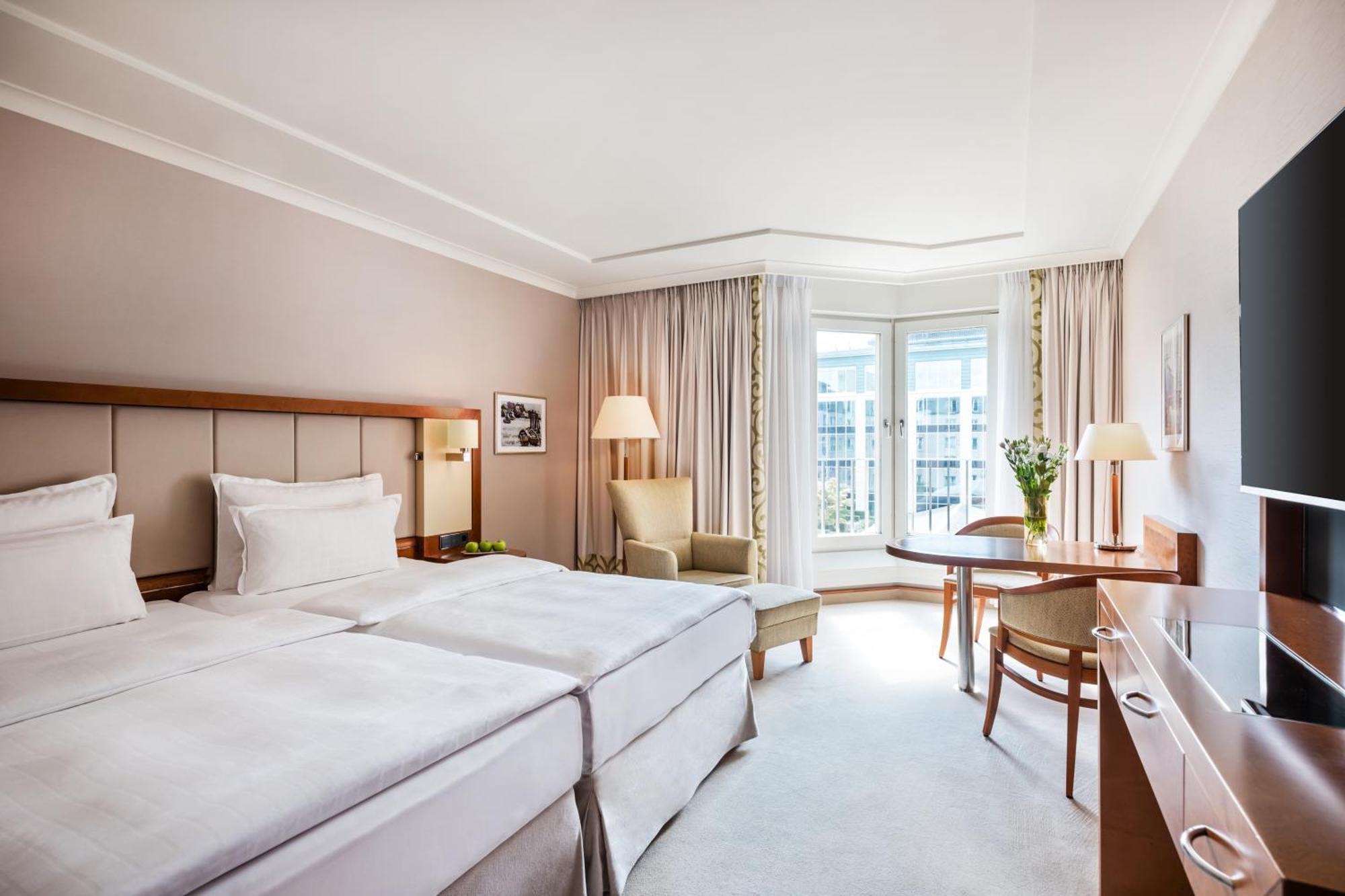 GRAND ELYSEE Hamburg Bagian luar foto A room at the hotel