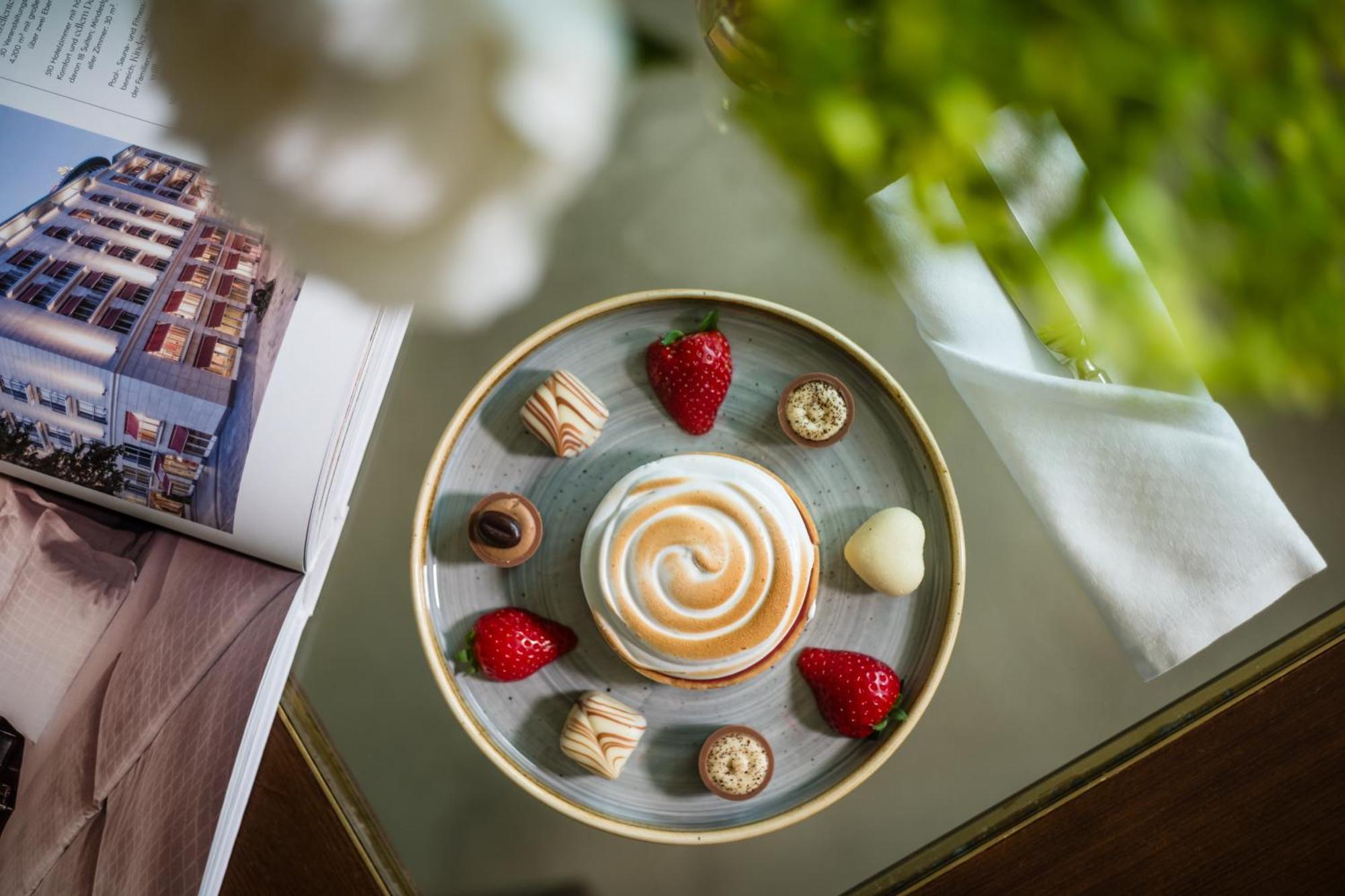 GRAND ELYSEE Hamburg Bagian luar foto A coffee with a selection of petits fours
