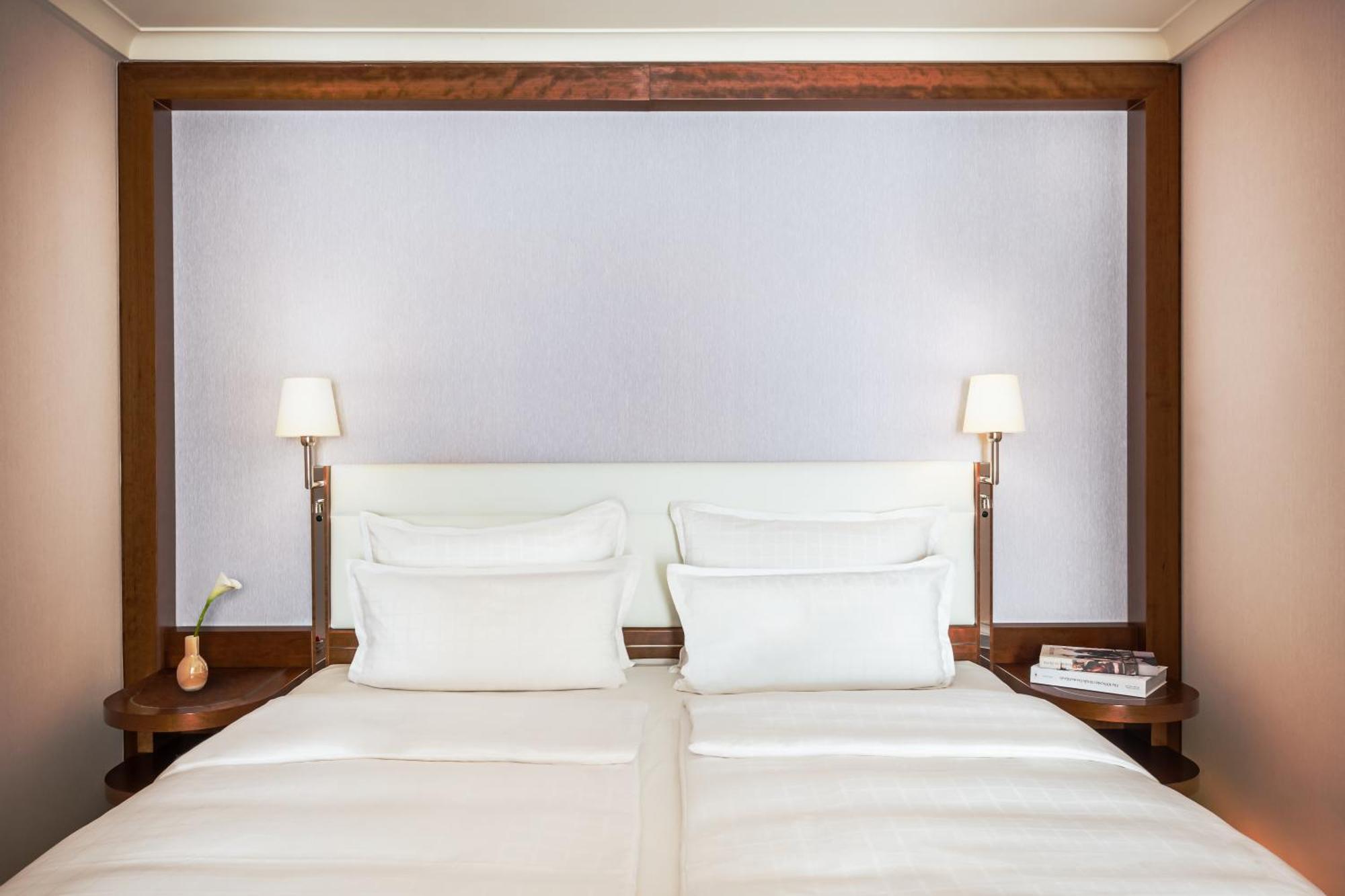 GRAND ELYSEE Hamburg Bagian luar foto A bedroom at the hotel