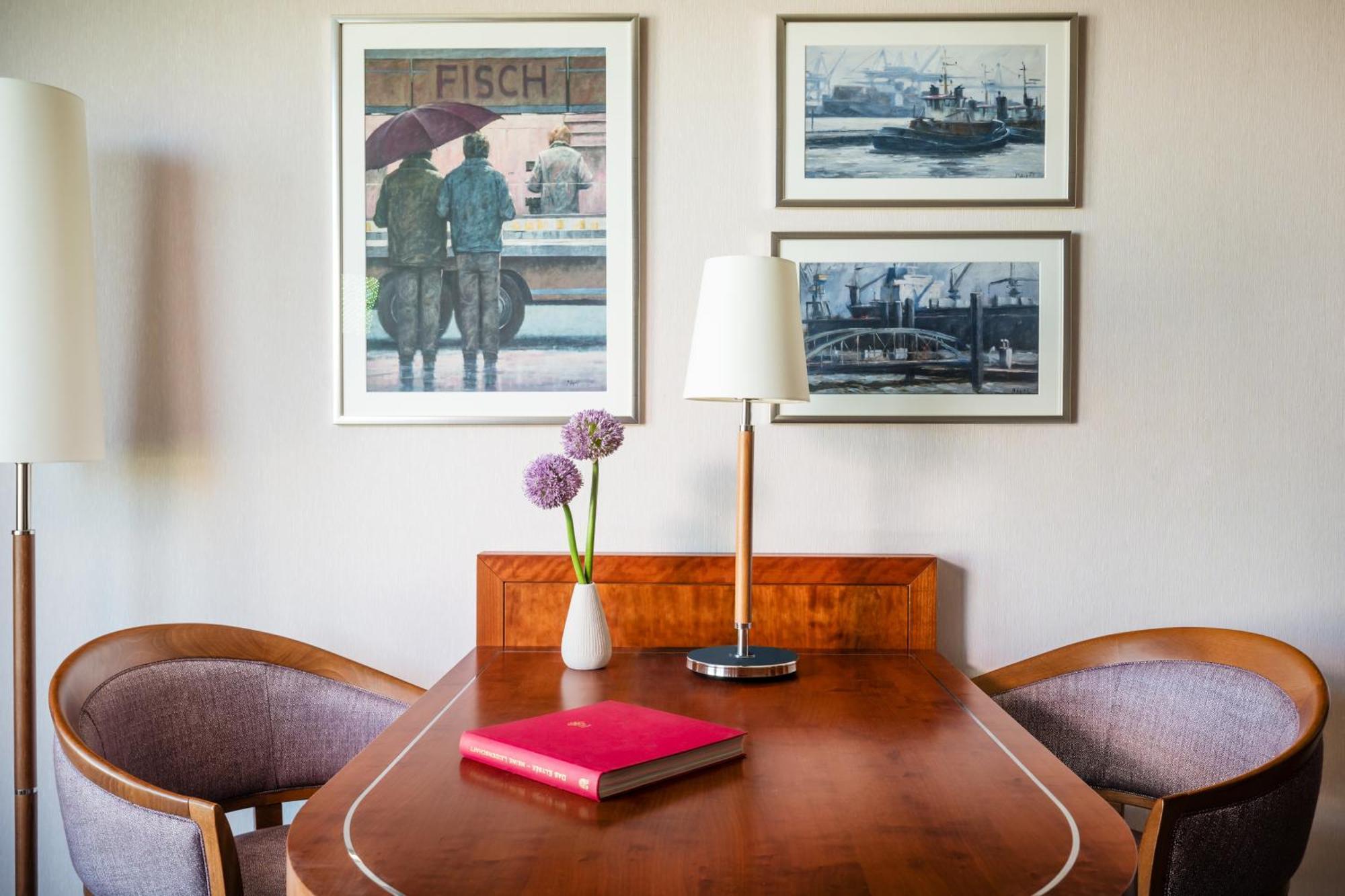 GRAND ELYSEE Hamburg Bagian luar foto A table with a lamp