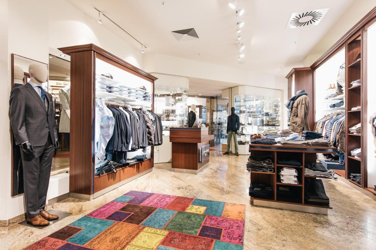 GRAND ELYSEE Hamburg Bagian luar foto A carpet in a shop
